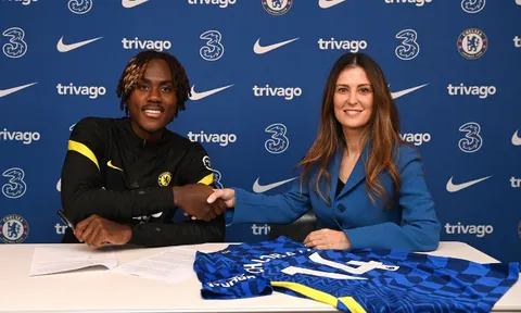 CHÍNH THỨC: Chelsea gia hạn hợp đồng với đá tảng người Anh