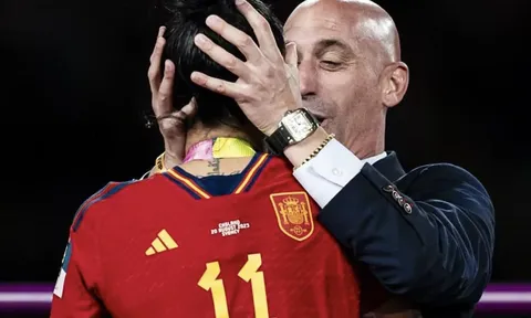 CHÍNH THỨC: Cưỡng hôn cầu thủ, cựu chủ tịch RFEF bị "cấm cửa" 3 năm