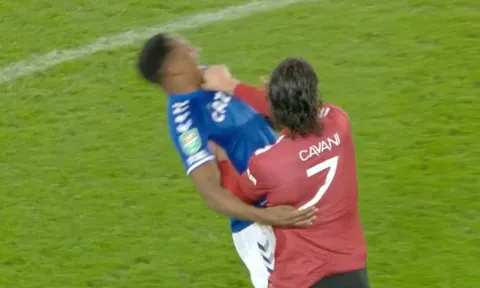 CHOÁNG! Cavani chơi bẩn, bóp cổ đối thủ ngã lăn quay và cái kết