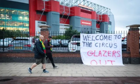 Choáng! Nhà Glazer ra giá bán đứt Man Utd điên rồ
