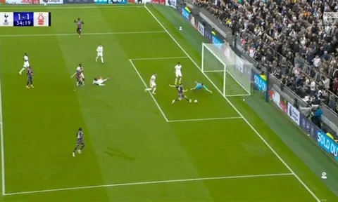Choáng với pha bỏ lỡ thảm họa tại Premier League