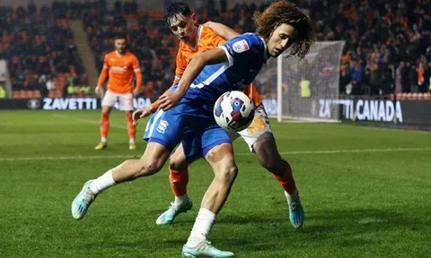 Chơi toàn diện, "nhạc trưởng" 20 tuổi khiến Man Utd mừng ra mặt