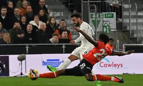 Chơi tốt trước M.U, 'lính đánh thuê' Arsenal khiến Neville mê mẩn