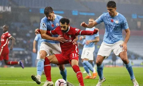Chris Sutton so sánh hàng công Liverpool và Man City