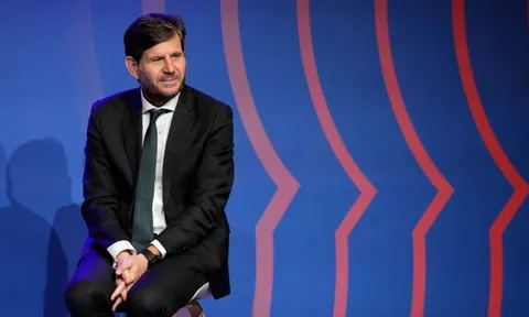Chủ sở hữu Atletico bị bắt gặp ăn tối cùng cựu Giám đốc Barca
