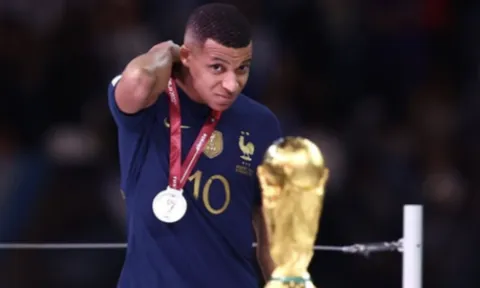 Chủ tịch PSG an ủi Mbappe