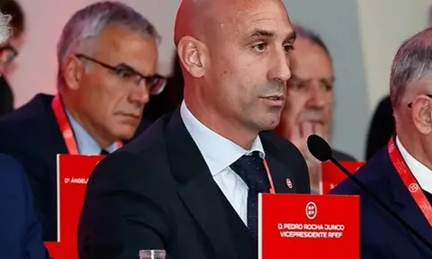 Chủ tịch RFEF không chịu từ chức sau bê bối hôn môi nữ cầu thủ