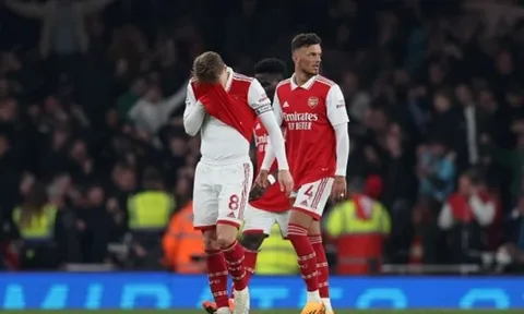 Chuẩn bị gặp Man City, Neville đặt dấu hỏi cho Arsenal