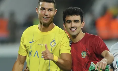Chụp ảnh với Ronaldo, sao Ả Rập gây sốc với màn "khen đểu" CR7