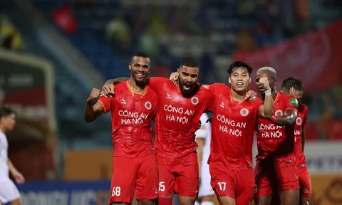 CLB CAHN chiếm ngôi đầu V-League trong ngày Quang Hải ra mắt