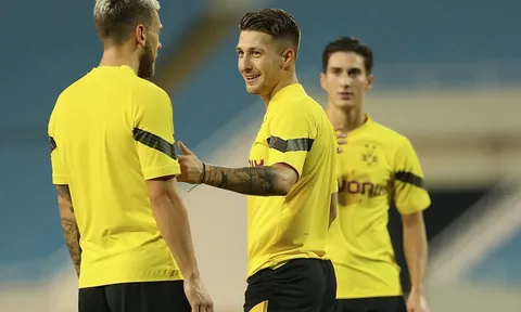 CLB Dortmund dạo chơi trên sân Mỹ Đình