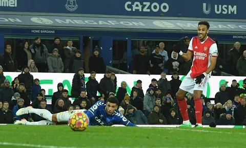 Có 1 ngôi sao trên sân, Arsenal như chơi với 10 người?