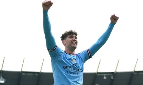 Cờ đến tay John Stones