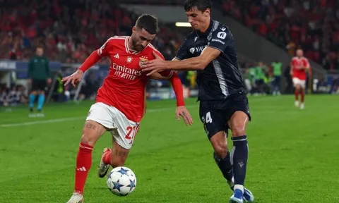 Cổ động viên Benfica ném pháo sáng, trận đấu phải tạm dừng