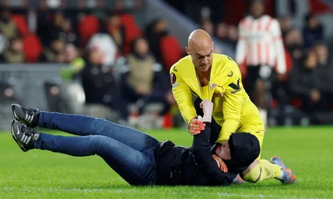 Cổ động viên PSV lao xuống sân, đấm thủ môn Sevilla