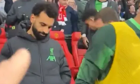 Liverpool bại trận, CĐV M.U cười vào mặt Salah