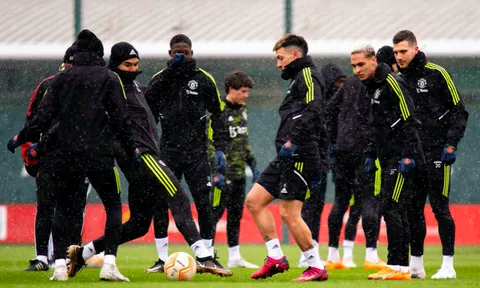 Martial trở lại, sân tập Man Utd yên ắng kỳ lạ