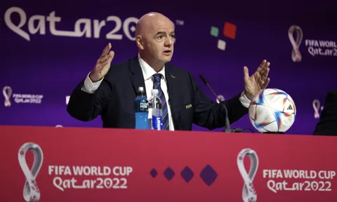 Cơn giận bất ngờ của Chủ tịch FIFA trước giờ bóng lăn