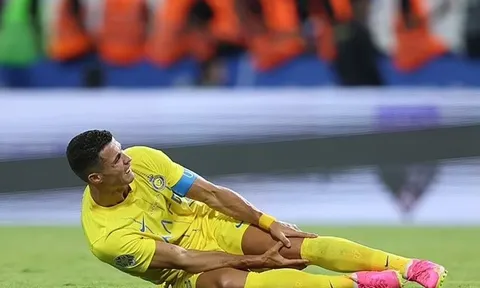 Còng lưng 'gánh team', Ronaldo rời sân bằng cáng gây xót xa