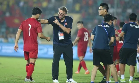 Quang Hải tính xuất ngoại lần 2; Rõ lý do HLV Troussier loại Công Phượng