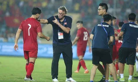 HLV Troussier cảnh báo, Công Phượng và Văn Toàn tìm lối thoát