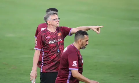 Công Phượng hội quân, HLV Troussier có hành động bất ngờ