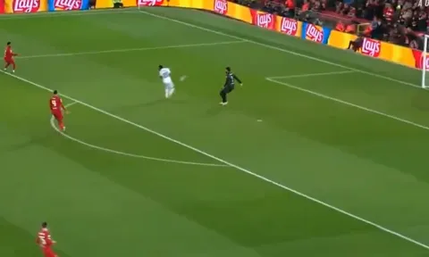 Courtois, Alisson cùng mắc sai lầm ngớ ngẩn