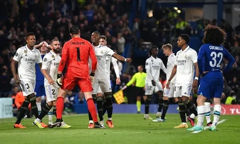 Courtois khiến Stamford Bridge sửng sốt, Cucurella thất thần