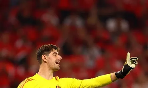 Courtois "quay xe" với Real Madrid