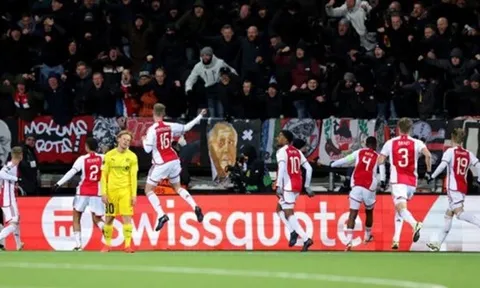 Cú đá "đi vào lòng đất" dâng vé 1/8 cho Ajax