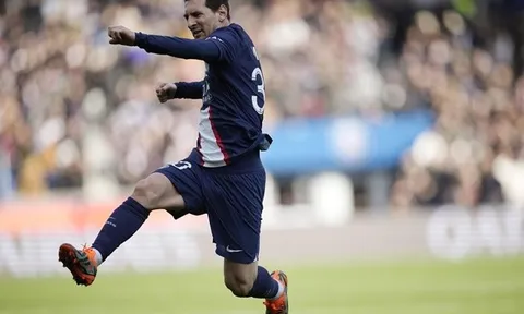 Cú đá phạt làm bùng nổ cầu trường của Lionel Messi