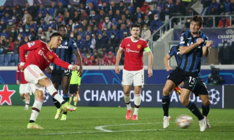 Cú đúp siêu phàm, Ronaldo đưa Man Utd thoát hiểm thần kỳ