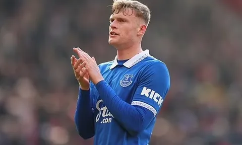 Cú hét giá khiến Premier League sục sôi