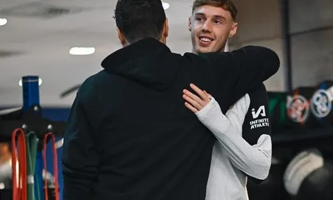 Cú hích nhân đôi cho Chelsea; Palmer trở lại tập luyện