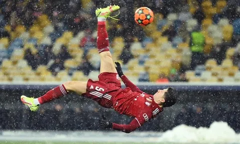 Cú ngả bàn đèn khẳng định Lewandowski là số một