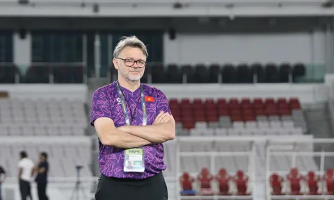 "Cùng là người châu Âu nhưng tôi thấy HLV Troussier..."