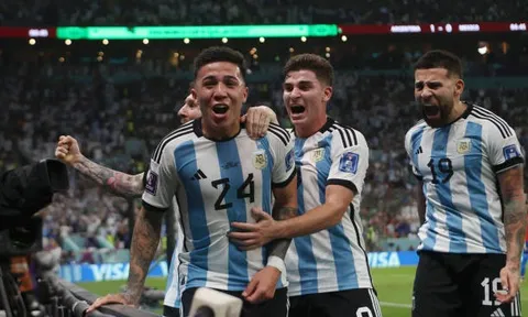 Cựu sao Arsenal hóa người hùng của Argentina