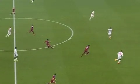 Cựu sao Arsenal lập siêu phẩm gây choáng