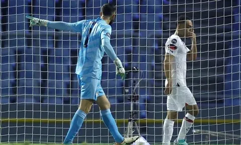 Cựu sao Arsenal "sấy tóc" đồng đội vì hành động quẫn trí