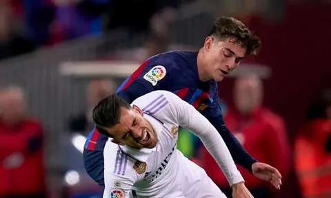 Cựu sao Arsenal tiết lộ về pha va chạm với Gavi