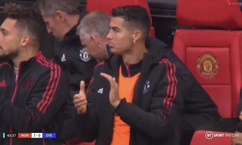 Martial ghi bàn, Ronaldo phản ứng mạnh mẽ trên khán đài