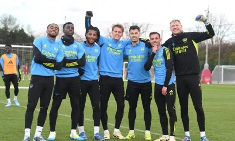 Dàn sao Arsenal tươi tắn; Biểu cảm của Zinchenko khi vắng Salah