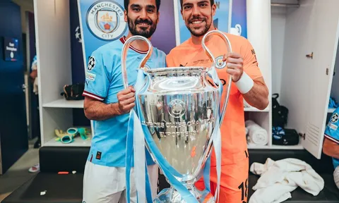 Dàn sao Man City quẩy tưng bừng trong phòng thay đồ