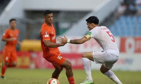 Văn Hậu được bênh vực sau pha thúc cùi chỏ; HLV cá tính chỉ thẳng nhà vô địch V-League