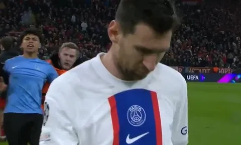 Đang lúc chán chường, Messi bị CĐV tấn công