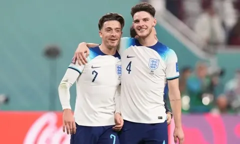 Đánh bại Senegal, Grealish và Rice gây sốt với sự ngẫu hứng bên hồ bơi