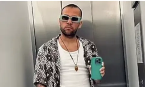 Dani Alves bị cáo buộc quấy rối tình dục