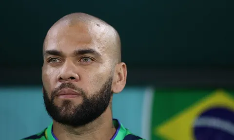 Dani Alves bị tạm giữ vì cáo buộc quấy rối tình dục