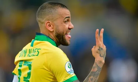 Dani Alves: 'Vấn đề với Brazil là ai cũng kỳ vọng chúng tôi vô địch'
