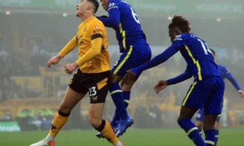 "Cậu ta đang ngăn chặn những đợt phản công của Wolves"